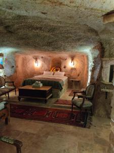 NarLubberona Cave Cappadocia的石洞卧室