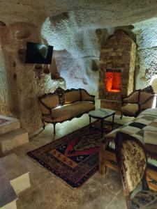 NarLubberona Cave Cappadocia的带沙发和石制壁炉的客厅