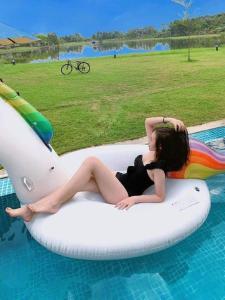 光邝FLAMIGO ĐẠI LẢI RESORT - Villa View Hồ的女人在充气