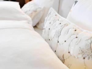 罗滕堡赫尼施洛斯臣酒店的白色的床和白色枕头