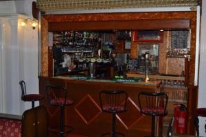 圣大卫City Inn的吧台前有凳子的酒吧