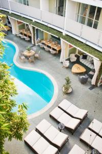 洛杉矶Avalon Hotel Beverly Hills, a Member of Design Hotels的享有酒店上方的游泳池景致