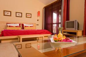 佩雷贝勒海洋美景酒店的客厅配有一张床和一张带一碗水果的桌子