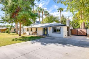 凤凰城8 Mi to Dtwn Pet-Friendly Phoenix Home!的拥有车道和棕榈树的房子