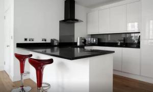 爱丁堡蛤壳之地 - 皇家大道的厨房配有黑色柜台和红色凳子