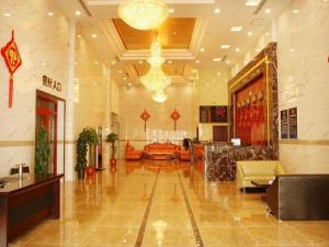 北京Beijing Wanjia Traders Hotel的大厅,带有沙发和吊灯的酒店大厅