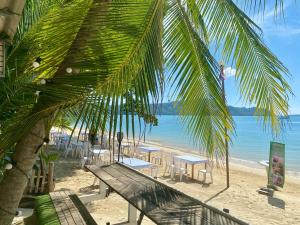 Ban Ao MakhamSunset Beach Village - secluded beach , Khao Khad Views Tower, Big Buddha View的享有带桌椅的海滩美景