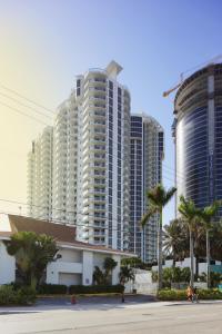 迈阿密海滩Marenas Beach Resort Private Luxury Suites的一群高大的棕榈树建筑
