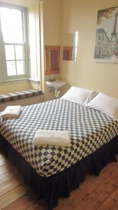 肯图巴Katoomba Mountain Lodge的一间卧室配有一张大床和两条毛巾