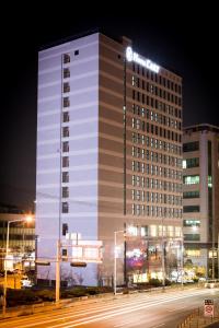 金浦金浦艺术酒店的夜空在城市街道上被点燃的建筑物