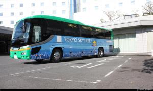 成田成田东武机场酒店的一辆蓝色的巴士停在停车场