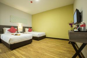 丹那美拉禾玛乐酒店的酒店客房设有两张床和一台平面电视。