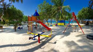 马富施Faza View Inn, Maafushi的一个带滑梯的沙地游乐场