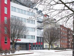 柏林柏林MK酒店的一座红白色的建筑,前面有树木