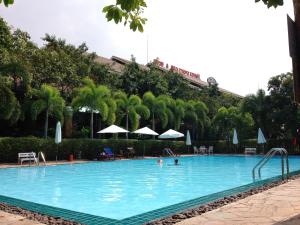 北芭堤雅芭堤雅菲尔泰克斯公寓的和酒店里的人一起使用的游泳池