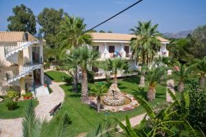 拉加纳斯Ilios Hotel, Adults Only的棕榈树度假村的空中景致