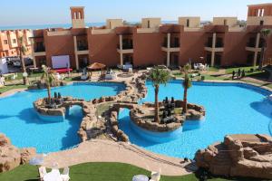 Al Nuwaiseeb海蓝宝石科威特度假村（仅限家庭）的一个带大型游泳池的度假村和一个度假村