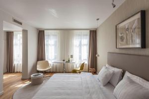 布达佩斯Casati Hotel - Adults Only的配有一张床和一张书桌的酒店客房