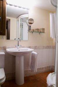 阿尔巴拉辛拉卡萨德尔提奥亚美利卡诺酒店的一间带水槽和镜子的浴室
