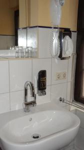 维斯马布特公寓酒店的一间带白色水槽和电话的浴室