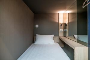 台北台北发现青年旅舍的小房间设有床和镜子