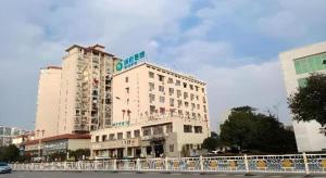 共青城City Comfort Inn Jiujiang Gongqing Science and Technology College High-speed Railway Station的一座有桥的城市中的两座高楼