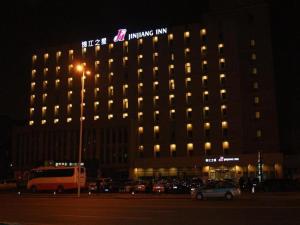 天津Jinjiang Inn Tianjin Hongqiao West Station的一座大型建筑,晚上酒店很棒