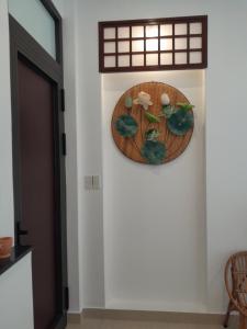 顺化Tâm Homestay的墙上的画