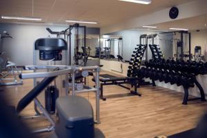 SmygehamnSmygehus Havsbad的健身房,配有各种跑步机和机器