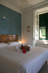 卡莫利Al Piccolo Scoglio - Room & Breakfast的卧室设有一张白色大床和一扇窗户。