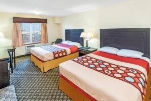 卡尔加里速8酒店卡尔加里机场的酒店客房设有两张床和窗户。