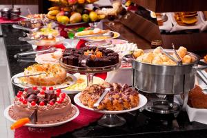 伊达贾伊伊塔雅伊季节101酒店的自助餐,包括许多不同的蛋糕和甜点