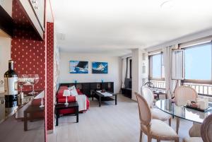加的斯美景公寓的客厅配有沙发和桌子