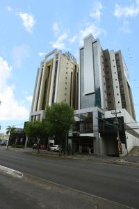 库亚巴派古兹帕拉斯酒店的街道两旁的两座高楼