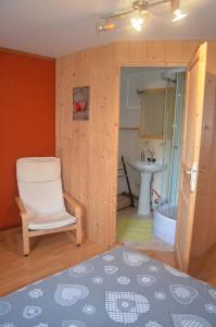 拉布雷斯菲尔姆杜老萨品酒店的一间带椅子、浴缸和水槽的浴室
