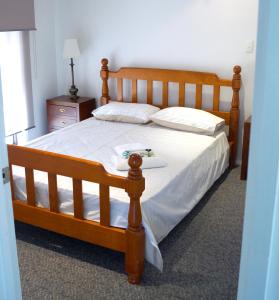谢珀顿莫德圣公寓的一间卧室配有一张木床,并备有托盘