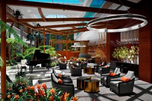 马尼拉Solaire Resort Entertainment City的一个带沙发和三角钢琴的大堂
