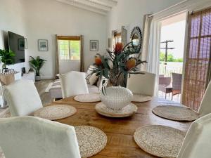 UnionStunning Villa overlooking Friendship Bay Beach的用餐室,配有花瓶桌子