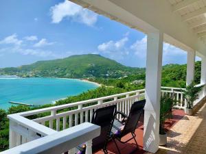 UnionStunning Villa overlooking Friendship Bay Beach的阳台配有两把椅子,享有海景。