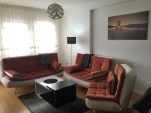 普里什蒂纳Apartment Royal的客厅配有两张沙发和一张桌子