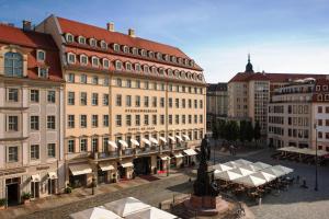 德累斯顿施泰根博阁萨克斯饭店的街道上,有建筑和桌子,还有雕像