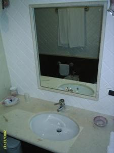 加沃伊塔罗洛酒店的一间带水槽和镜子的浴室