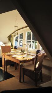 维克维乔特温克尔自助服务式酒店的一间带木桌和椅子的用餐室