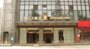 咸阳Jinjiang Inn Select Xixian New Distict Century Avenue的上面有标志的建筑