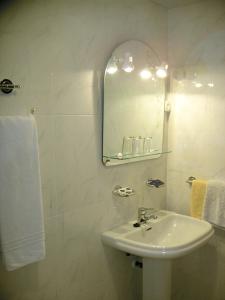 阿尔切纳帕拉酒店的白色的浴室设有水槽和镜子