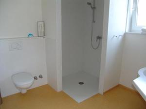 布尔高弗特克内赫特潘森酒店的带淋浴和卫生间的白色浴室