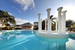 卢西Grand Palladium Lady Hamilton Resort & Spa - All Inclusive的一座带柱子的游泳池和一座建筑