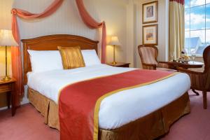 卡斯莱兰河岛酒店的一间位于酒店客房内的带大床的卧室