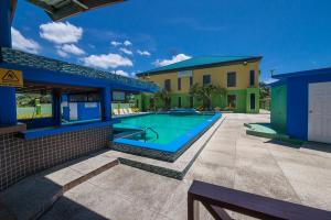 Piarco机场套房酒店的一座房子后院的游泳池