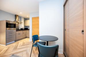 爱丁堡Staycity Aparthotels Edinburgh West End的一间厨房,里面配有桌椅